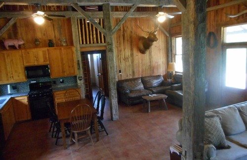 Buchanan Dam Cabina | Capacidad para 8 o 16 en camas, dependiendo de su presupuesto, Lake Front Lodge en 8 acres.