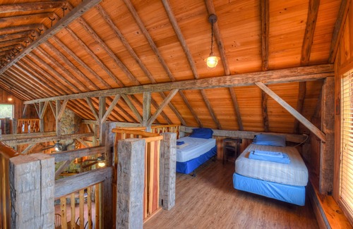 Buchanan Dam Cabina | Capacidad para 8 o 16 en camas, dependiendo de su presupuesto, Lake Front Lodge en 8 acres.
