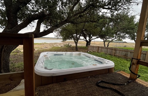 Buchanan Dam Cabaña | Lake Buchanan Water Front Cabin ~ Hot Tub, Fire Pit lounge, Grill, Kayaks.