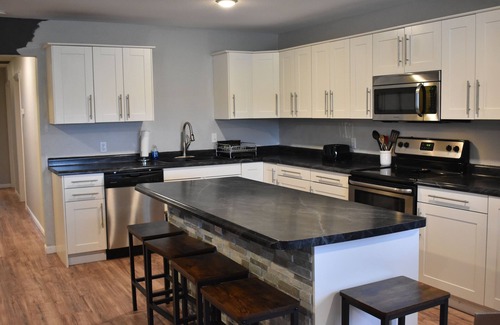 Monroe City Casa | Lake cabin sleeps 18+ w/ a hot tub near Mark Twain Lake and waterpark!