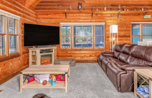 Coulterville Cabina | Lake Cabin with cuddling cats