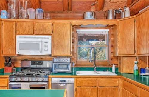 Coulterville Cabina | Lake Cabin with cuddling cats