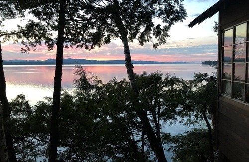 Charlotte Cabina | Campamento del lago Champlain, cubierta espaciosa, vistas a la puesta de sol y montaña, playa y muelle