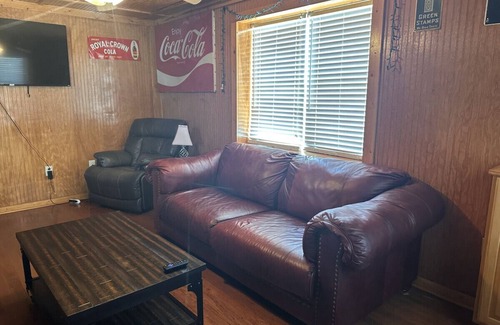 Lake Village Cabina | Lake Chicot Sunrise: Your Front Yard View!