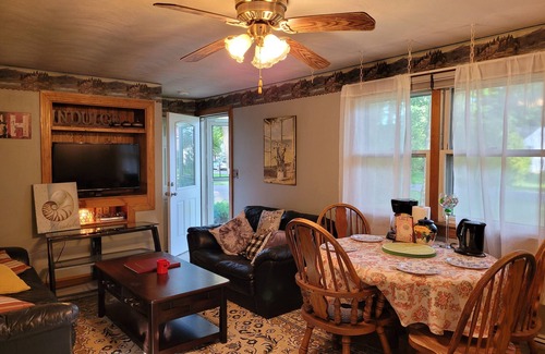 Melrose Casa | Lake Congamond Cozy Stylish Comfortable House