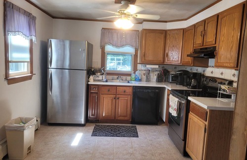Melrose Casa | Lake Congamond Cozy Stylish Comfortable House