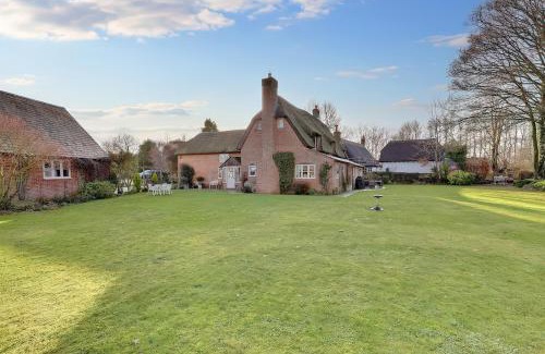 Swindon Casa | Lake Cottage
