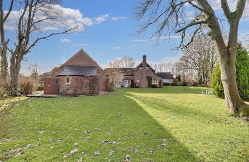 Swindon Casa | Lake Cottage