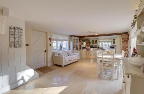 Swindon Casa | Lake Cottage