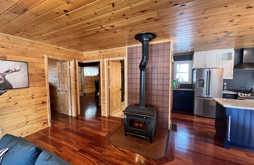 North Frontenac Cabaña | Lake Cottage/North Frontenac/All Season Getaway!