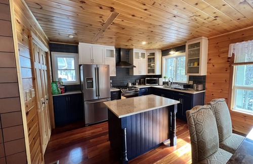 North Frontenac Cabaña | Lake Cottage/North Frontenac/All Season Getaway!