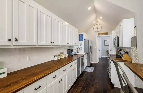 Gainesville Cabaña | Lake Cottage + Party Dock + Fire Pit + Game Room + Loft