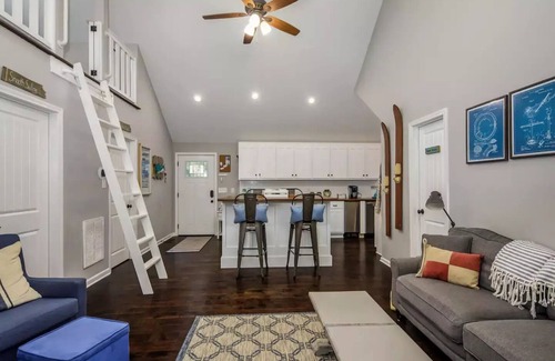 Gainesville Cabaña | Lake Cottage + Party Dock + Fire Pit + Game Room + Loft
