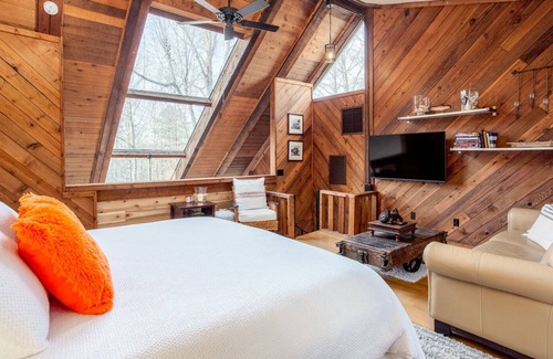 Gainesville Cabaña | Lake Cottage- With Pontoon, Jet Ski’s, Hot Tub and Party Top Dock