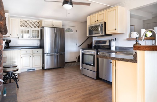 Hillsville Casa | Lake Cottage Year Round Swim Spa Serene Escape Between Pittsburgh and Cleveland
