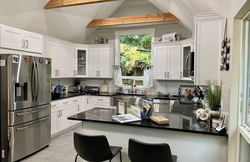 Hoodsport Casa | Lake Cushman Family Getaway-5 min walk to Lake-King Bed-Pets OK-Firepit-Kayaks!