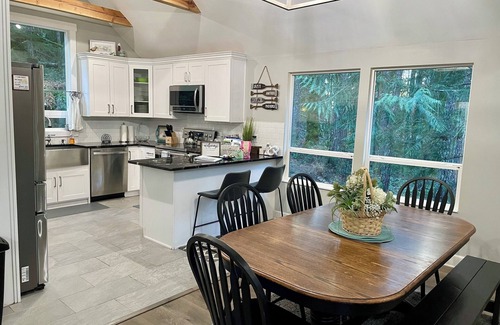 Hoodsport Casa | Lake Cushman Family Getaway-5 min walk to Lake-King Bed-Pets OK-Firepit-Kayaks!