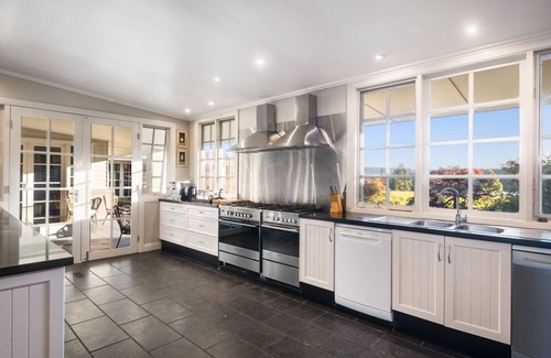 Kangaroo Valley Casa | Lake David Lake House - Secluded Lakefront Escape | Pool - Jacuzzi - Luxe Living
