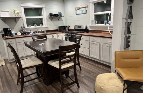 Jamestown Cabaña | Lake Daze, Blue Cottage <1mile to Jamestown Marina with space to trailer boat.