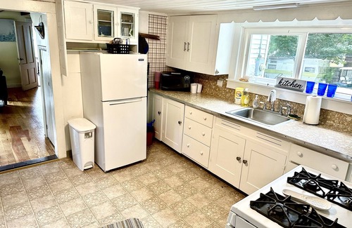 Bath Cabaña | Lake Demmon Lodge-Beach,Boats,Fishing,FUN!
