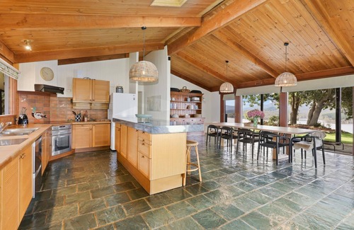Mansfield Casa | Lake Eildon Retreat - Breathtaking Views - Sleeps 12