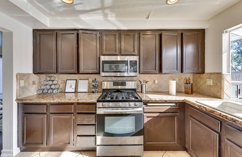 Lake Elsinore Casa | Lake Elsinore Home w/ Pool - 44 Mi to Disneyland!