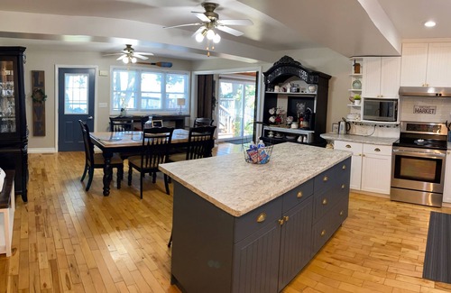 Leamington Cabaña | Lake Erie's charming 4 season Lake Houz with BBQ, Fire Pit & more
