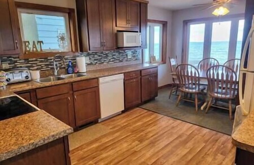 Oak Harbor Casa | Lake Erie Water Front Home Private Beach w/ Tower