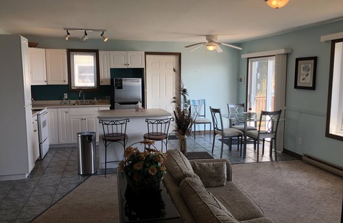 Harwich Casa | Lake Erie waterfront cottage