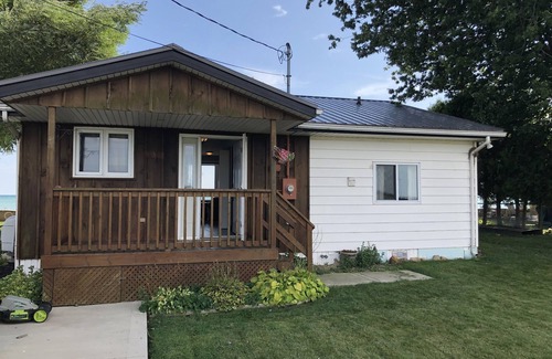 Harwich Casa | Lake Erie waterfront cottage
