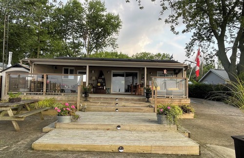 Hamilton Cabaña | LAKE ERIE WATERFRONT COTTAGE. SLEEPS UP TO 7, JUST BRING YOUR BATHING SUIT.