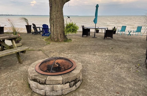 Hamilton Cabaña | LAKE ERIE WATERFRONT COTTAGE. SLEEPS UP TO 7, JUST BRING YOUR BATHING SUIT.