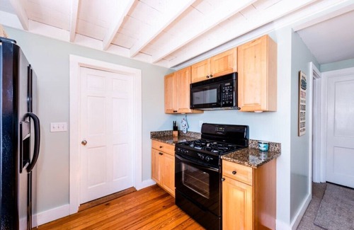 Union Pier Casa | Lake Escape - Cozy Cottage - Private Hot Tub - 1.5 blocks to Berrien St Beach 😎