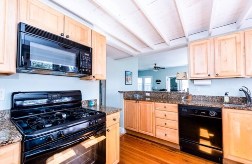 Union Pier Casa | Lake Escape - Cozy Cottage - Private Hot Tub - 1.5 blocks to Berrien St Beach 😎