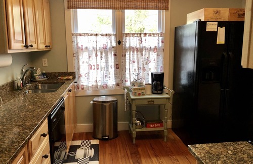 Union Pier Casa | Lake Escape - Cozy Cottage - Private Hot Tub - 1.5 blocks to Berrien St Beach 😎