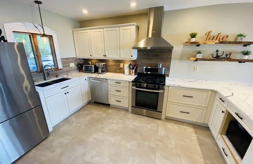 Amherstburg Casa | LAKE Escape Retreat - Onsite Beach Dock Waterfront Boat Ramp