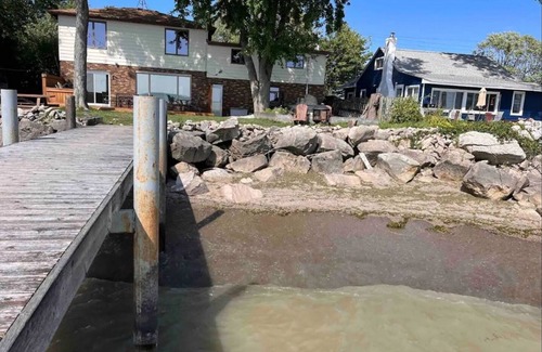 Amherstburg Casa | LAKE Escape Retreat - Onsite Beach Dock Waterfront Boat Ramp