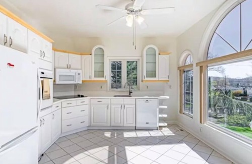Glasser Apartamento | Lake Facing Commute Friendly Sunny & Serene House