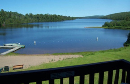 Copper Harbor Condominio | Lake Fanny Hooe Resort-2 Bed With Balcony #12 1 Bedroom Hotel Room by RedAwning