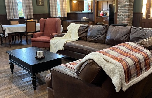 Mohican Township Cabina | Lake Fork SchoolhousenMohican and Amish Country Romantic Getaway