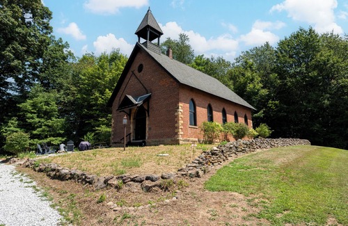 Mohican Township Cabina | Lake Fork SchoolhousenMohican and Amish Country Romantic Getaway