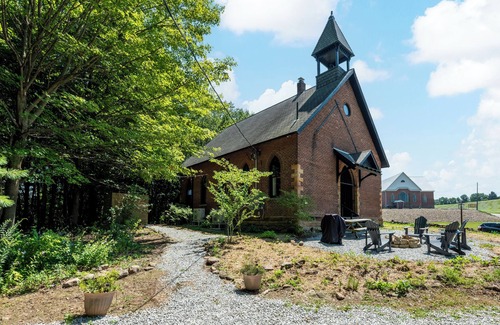 Mohican Township Cabina | Lake Fork SchoolhousenMohican and Amish Country Romantic Getaway