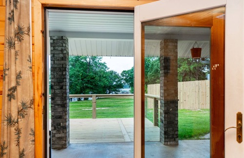 Yantis Casa | Lake Fork Waterfront Retreat