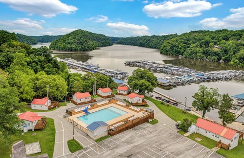 Smithville Cabina | Lake Front 2 Bedroom Cabin With a Pool and Bar & Grill