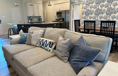 Tool Casa | Lake Front 4BR + Dock & Paddle Boards, Water front & Sunset Views