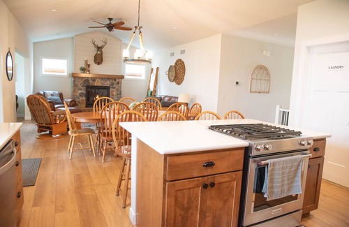 Necedah Casa | Lake Front at Bonnie Banks of Castle Rock w/Private Pier