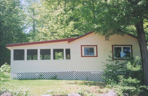 Laconia Cabina | Cabin Lake Front en las maderas Million Dollar Views Boat Slips malla en porche