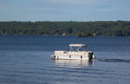 Laconia Cabina | Cabin Lake Front en las maderas Million Dollar Views Boat Slips malla en porche