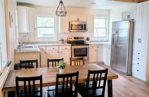 Pennington Cabina | Lake front Cabin: Modern, Comfortable, Secluded. Great fishing & boating.