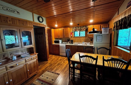 Moriah Center Cabina | Overlook ~ Lake Front Cabin en el hermoso Lincoln Pond!